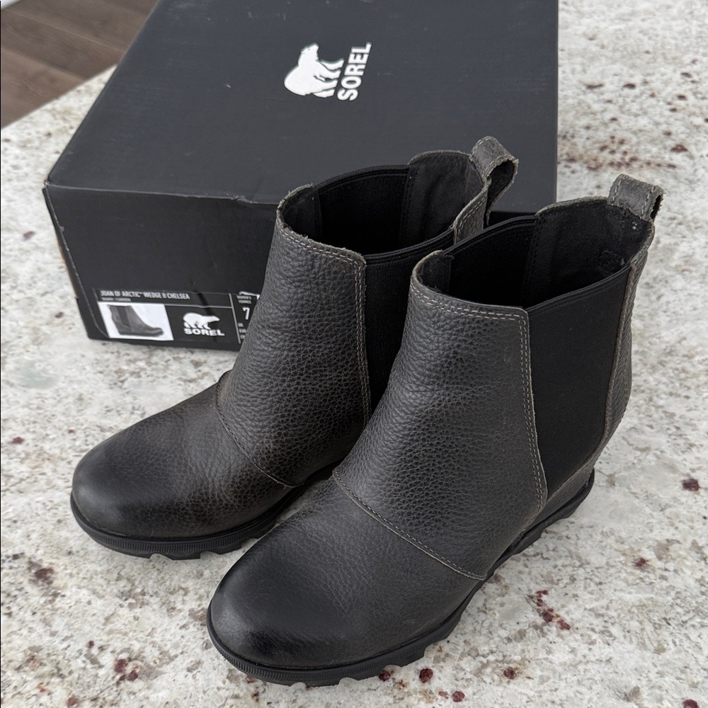Sorel Joan of Artic 3” Wedge II Chelsea Chocolate Brown Ankle Booties. Size 7
